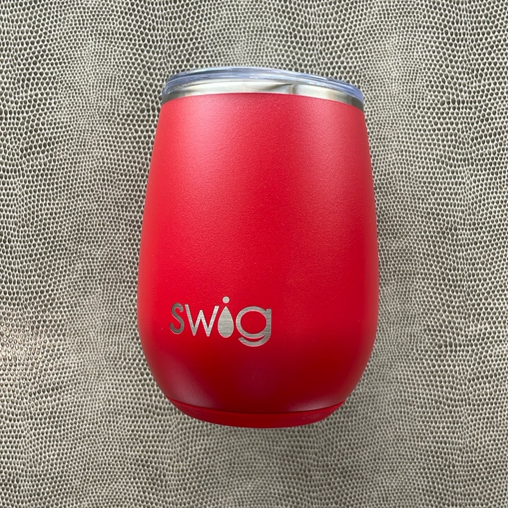 Swig insulated red tumbler in excellent condition!